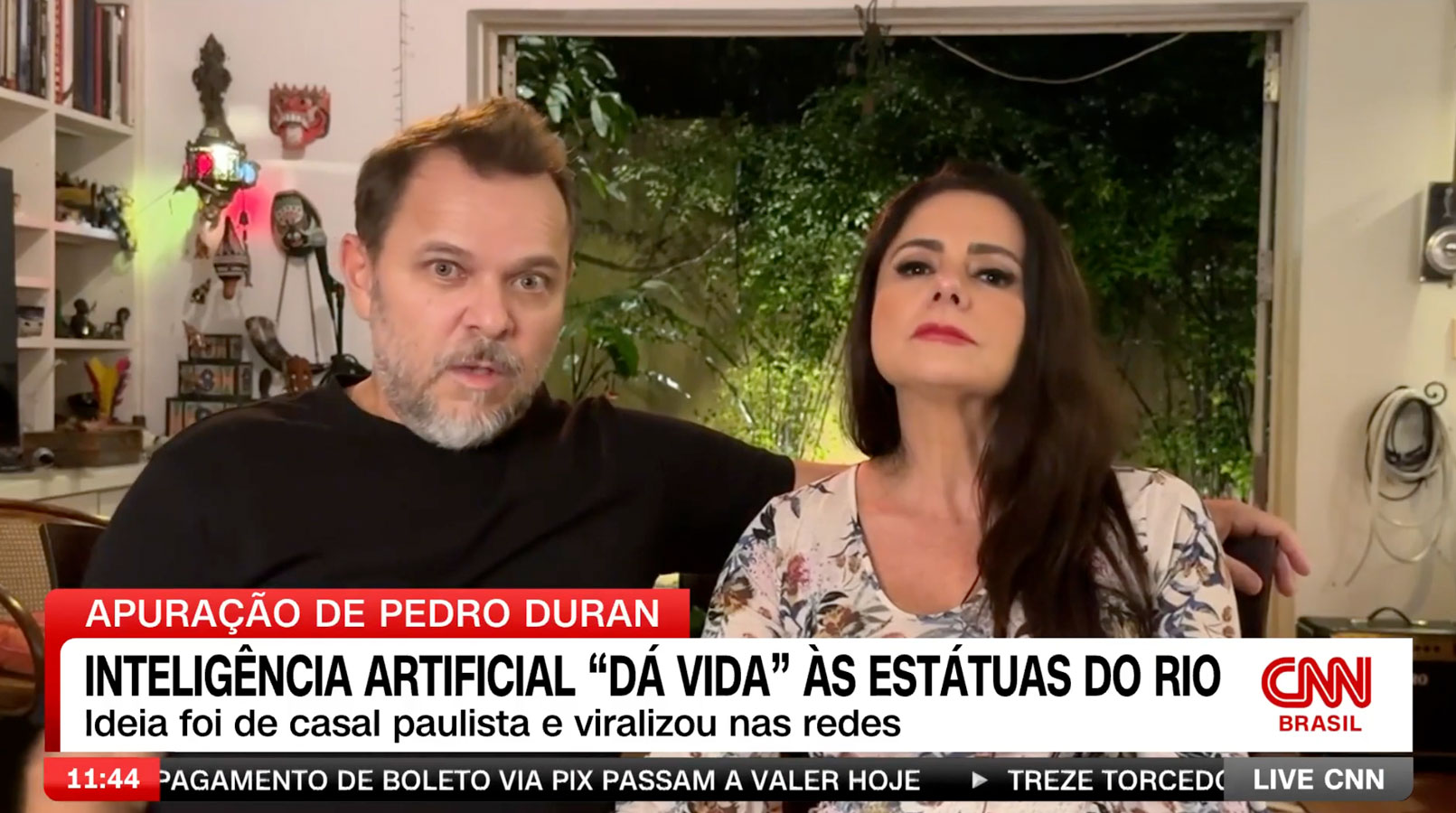 Eduardo Sardinha e uma mulher durante entrevista em ambiente residencial para matéria da CNN Brasil