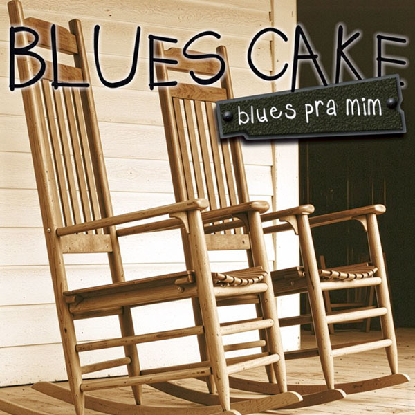 Arte de capa de Blues pra mim, trabalho do Bluescake. Elementos visíveis: três cadeiras de balanço de madeira, varanda, parede branca, porta escura, tipografia, design gráfico, tons naturais e atmosfera intimista. Bluescake: Eduardo Sardinha e Luiz Carlos Big. Arquivo e direção visual: Eduardo Sardinha / Sardinha17.
