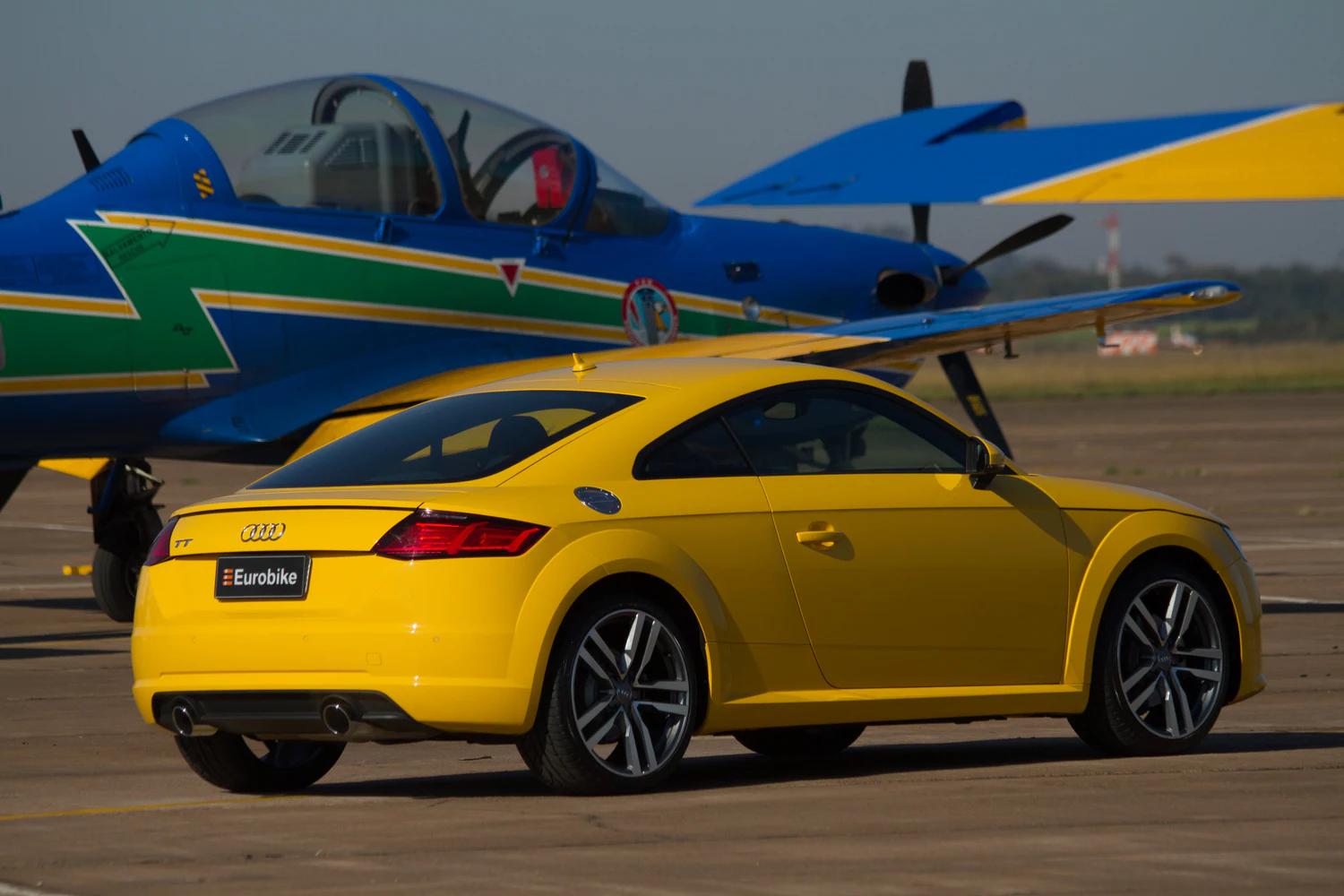 fotografia editorial eurobike audi tt e esquadrilha da fumaca 001