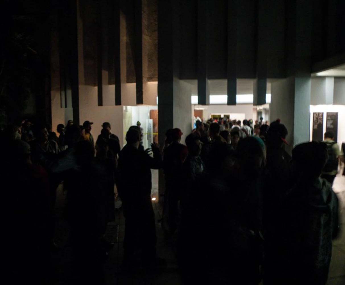 Grupo de visitantes em área escura durante a abertura da Expo mObgraphia 2014 no MIS. Registro fotográfico autoral de Eduardo Sardinha / Sardinha17. Evento: Expo mObgraphia 2014, mostra coletiva de fotografia móvel. Data: 13 a 18 de maio de 2014. Local: Museu da Imagem e do Som — MIS, Avenida Europa, 158, Jardim Europa, São Paulo, SP, Brasil. Temas: mobgrafia, exposição fotográfica, arte digital, galeria, público, montagem e cultura.
