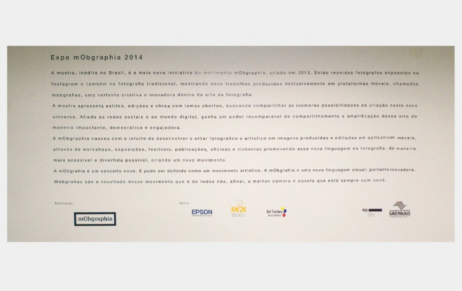 Painel introdutório da Expo mObgraphia 2014 no MIS com texto curatorial e logotipos dos realizadores e apoiadores. Registro fotográfico autoral de Eduardo Sardinha / Sardinha17. Evento: Expo mObgraphia 2014, mostra coletiva de fotografia móvel. Data: 13 a 18 de maio de 2014. Local: Museu da Imagem e do Som — MIS, Avenida Europa, 158, Jardim Europa, São Paulo, SP, Brasil. Temas: mobgrafia, exposição fotográfica, arte digital, galeria, público, montagem e cultura.