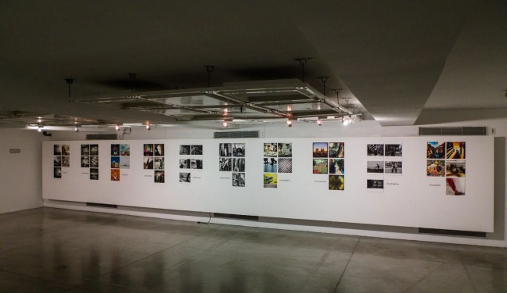 Vista panorâmica da galeria da Expo mObgraphia 2014 no Museu da Imagem e do Som, com séries de fotografia móvel instaladas em paredes brancas. Registro fotográfico autoral de Eduardo Sardinha / Sardinha17. Evento realizado de 13 a 18 de maio de 2014 no MIS, Avenida Europa, 158, Jardim Europa, São Paulo, SP, Brasil. Temas: mobgrafia, exposição fotográfica, arte digital, galeria, montagem, arquitetura expositiva e cultura.