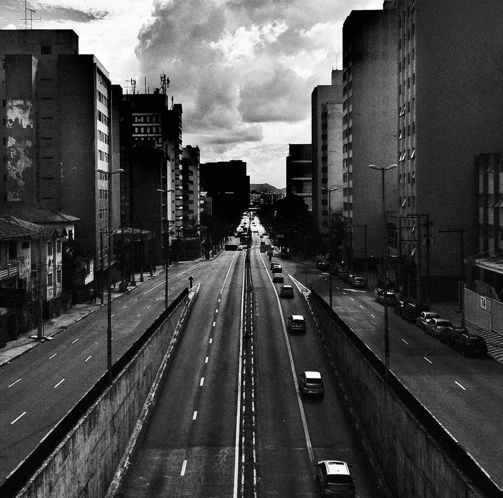 fotografia mobgrafia sampa em preto e branco avenida em perspectiva 002