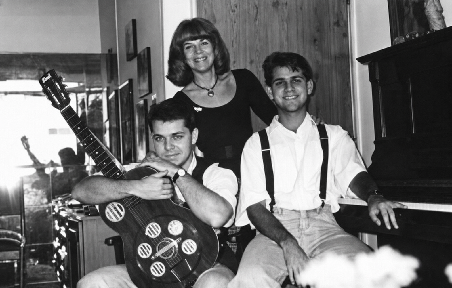 Retrato familiar preto e branco da Mississampa Blues Band com Marina Teixeira de Mello, Eduardo Sardinha e Rogério Mello entre violão e piano.