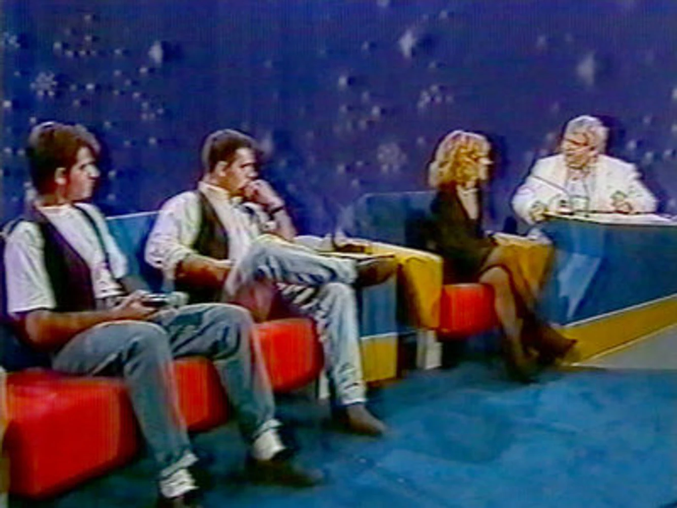 Eduardo Sardinha, Rogério Mello e Marina Teixeira de Mello, integrantes da Mississampa Blues Band, aparecem sentados diante de apresentador em programa de televisão. Elementos visíveis: estúdio, poltronas vermelhas, cenário azul, mesa, entrevista, televisão, banda e memória musical. Fotografia e arquivo autoral de Eduardo Sardinha / Sardinha17.