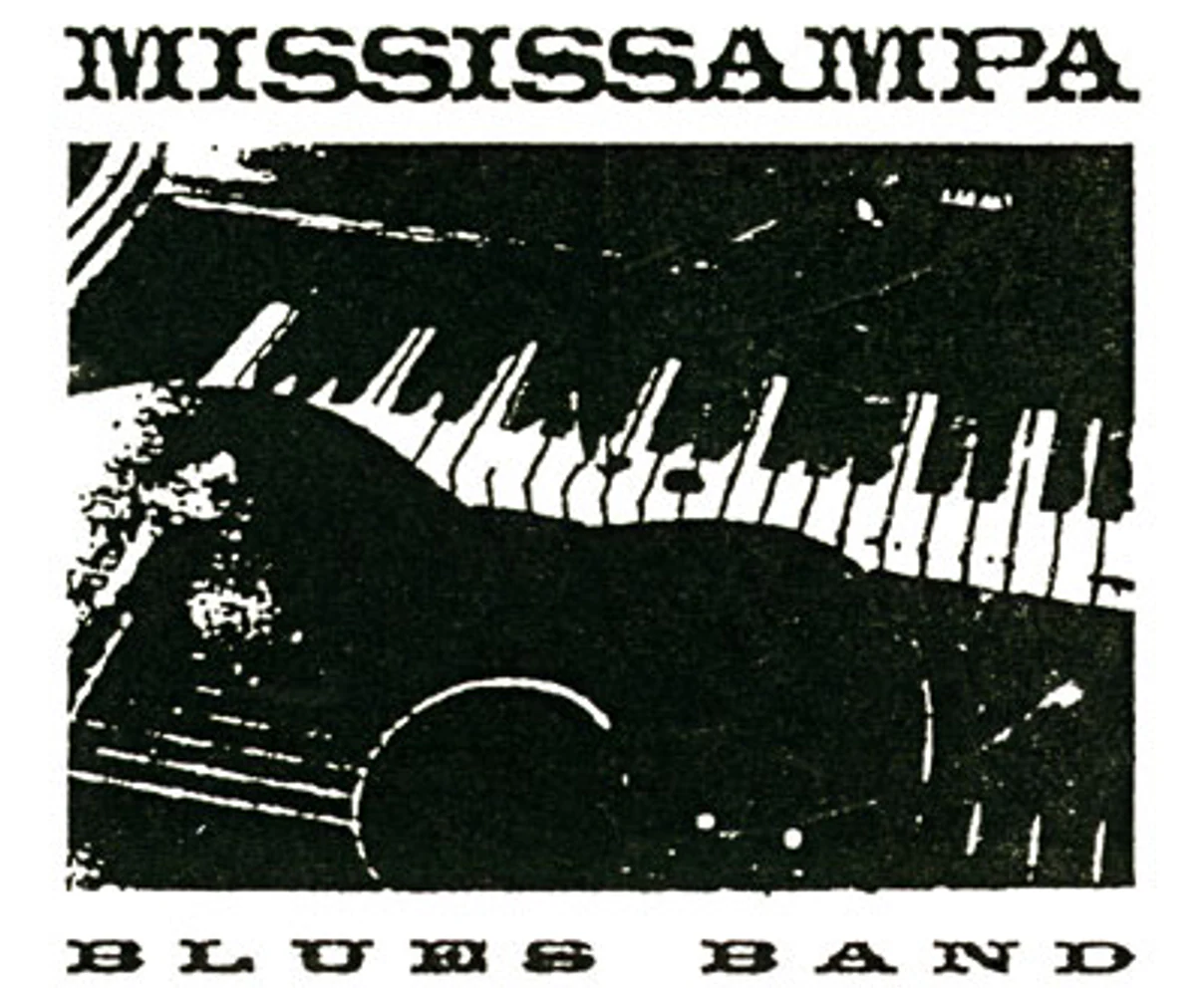 Logotipo e identidade visual da Mississampa Blues Band em preto e branco, combinando o nome da banda com teclas de piano. Elementos visíveis: tipografia, lettering, piano, teclado, música, blues, contraste gráfico e composição monocromática. Arquivo de Eduardo Sardinha / Sardinha17.